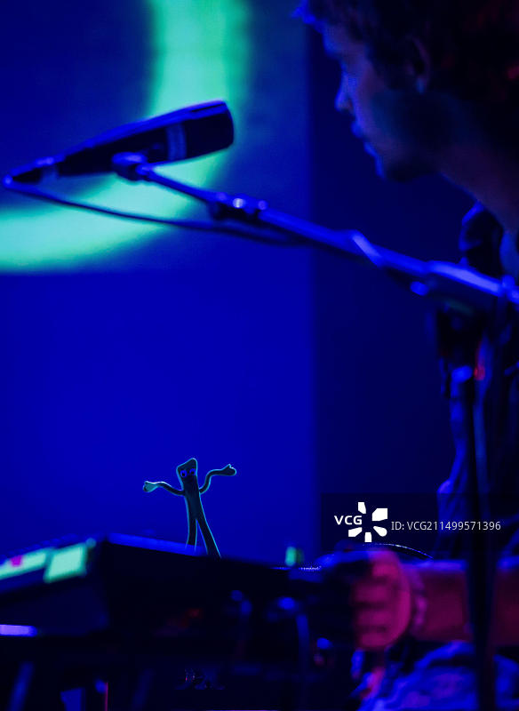 澳大利亚迷幻乐队Tame Impala在伦敦Hammersmith Apollo的舞台上现场演出图片素材