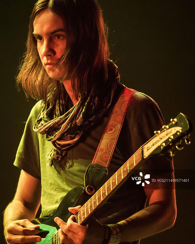 澳大利亚迷幻乐队Tame Impala的Kevin Parker在伦敦Hammersmith Apollo舞台上现场表演图片素材