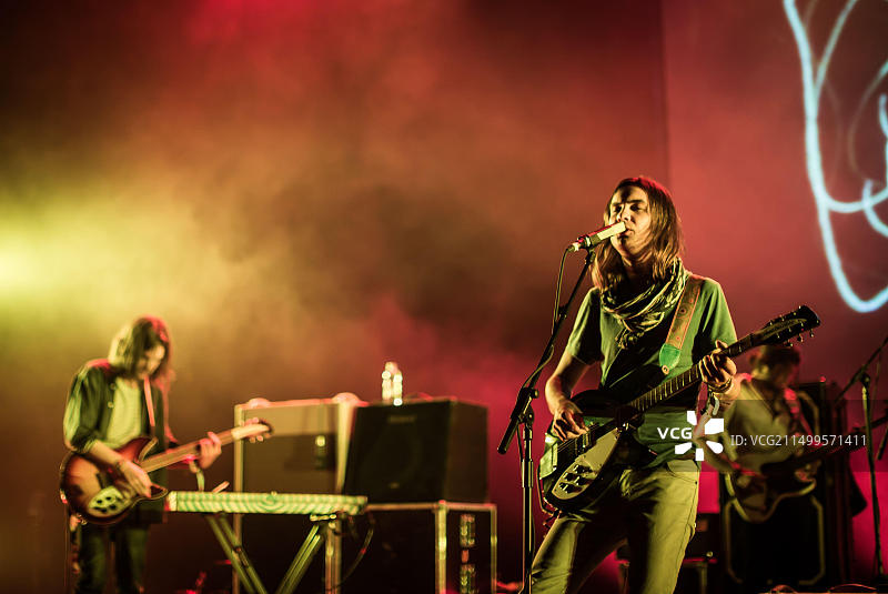 澳大利亚迷幻乐队Tame Impala在伦敦Hammersmith Apollo的舞台上现场演出图片素材