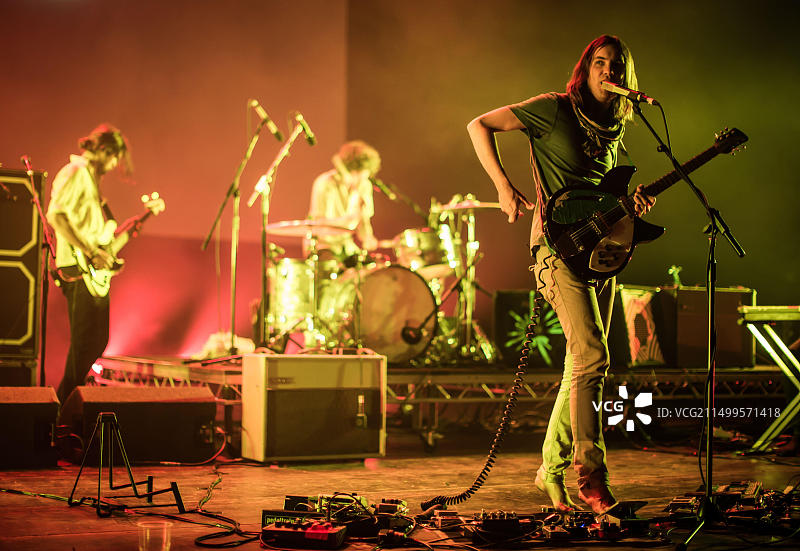 澳大利亚迷幻乐队Tame Impala在伦敦Hammersmith Apollo的舞台上现场演出图片素材