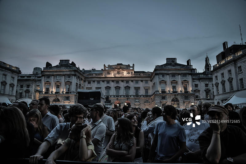 瑞典乡村姐妹First Aid Kit在萨默塞特宫夏季系列音乐会上现场表演图片素材