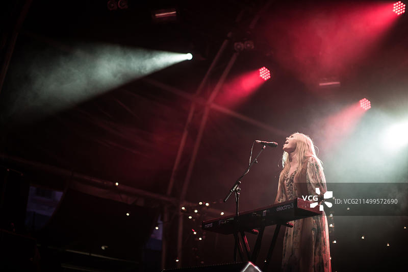 瑞典乡村姐妹组合First Aid Kit在萨默塞特宫夏季音乐节现场演出：约翰娜·索德伯格图片素材