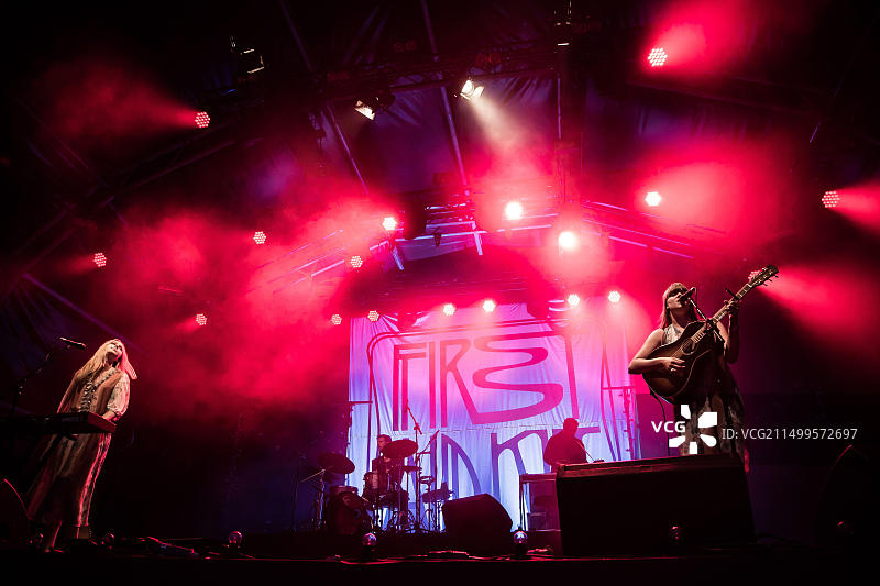 瑞典乡村姐妹First Aid Kit在萨默塞特宫夏季系列音乐会上现场表演图片素材