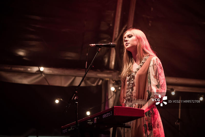 瑞典乡村姐妹组合First Aid Kit在萨默塞特宫夏季音乐节现场演出：约翰娜·索德伯格图片素材