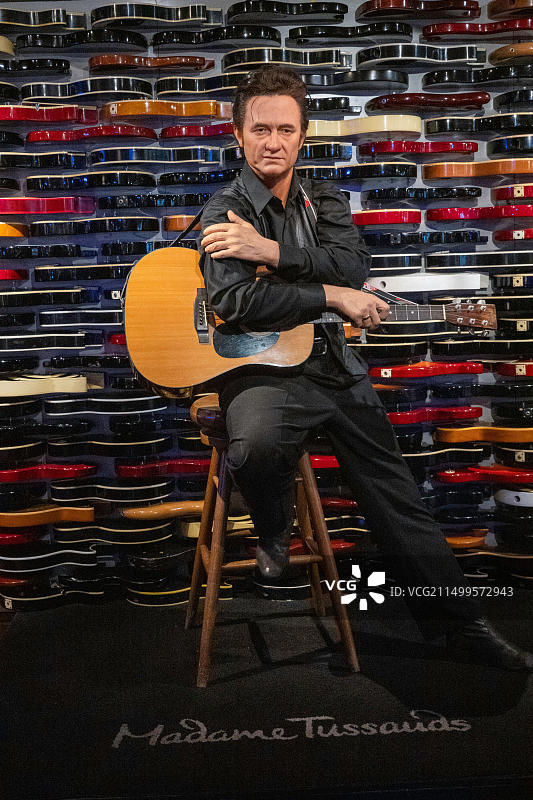 约翰尼·卡什在纽约时代广场硬石咖啡馆吉他墙前的杜莎夫人蜡像（2023年，美国）图片素材