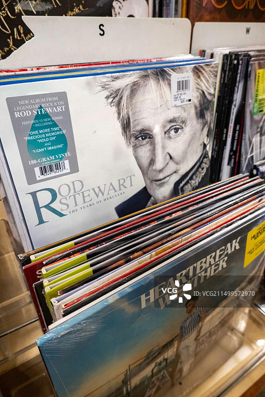 纽约第五大道的巴诺书店内的黑胶唱片区，美国，2022年图片素材