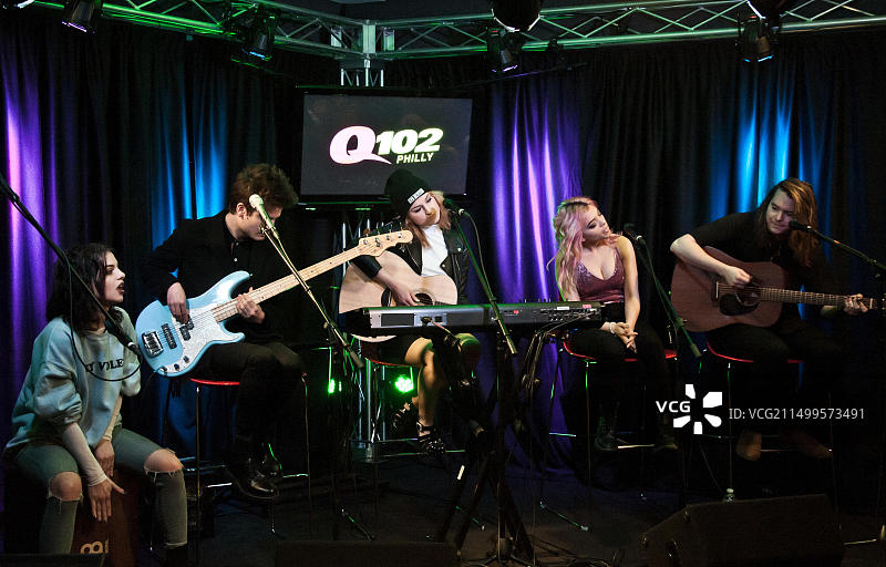 美国流行摇滚乐队Hey Violet到访电台表演图片素材