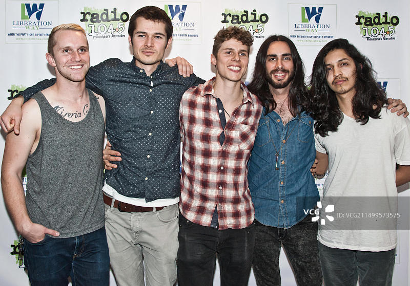 美国宾夕法尼亚州巴拉辛韦德，美国另类摇滚乐队Trapdoor Social 参观 104.5 电台表演剧院。图片素材