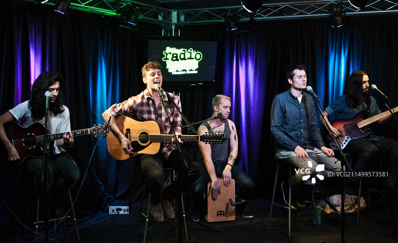 美国宾夕法尼亚州巴拉辛韦德，美国另类摇滚乐队Trapdoor Social 参观 104.5 电台表演剧院。图片素材