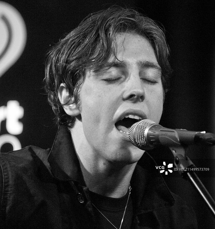 美国宾夕法尼亚州巴拉辛韦德：英国另类摇滚乐队鲶鱼和瓶子人乐队访问电台1045图片素材