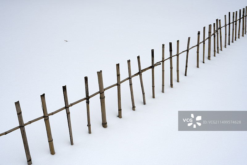 冬天雪地栅栏篱笆自然风光图片素材