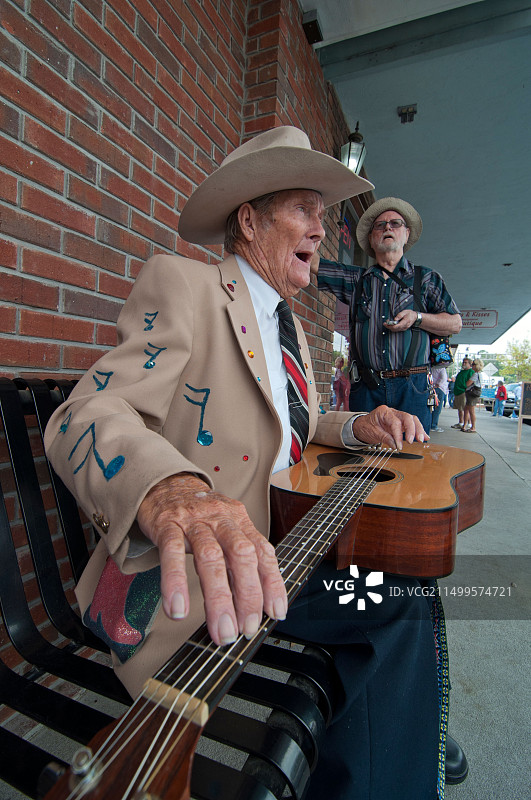 福音歌手莱斯特·帕里什在佛罗里达州北部小镇高泉的街头弹吉他图片素材