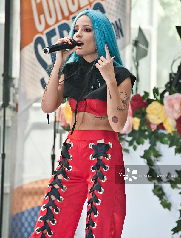 2017年6月9日，美国纽约，Halsey在洛克菲勒广场参加NBC“今日”演唱会系列图片素材
