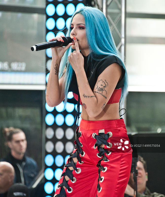 2017年6月9日，美国纽约，Halsey在洛克菲勒广场参加NBC“今日”演唱会系列图片素材