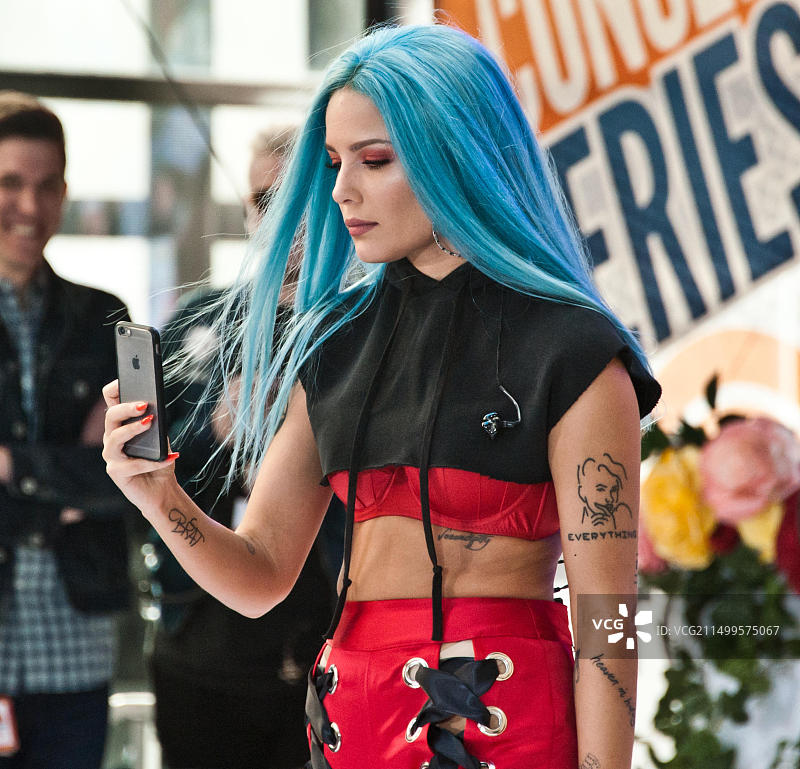 2017年6月9日，美国纽约，Halsey在洛克菲勒广场参加NBC“今日”演唱会系列图片素材