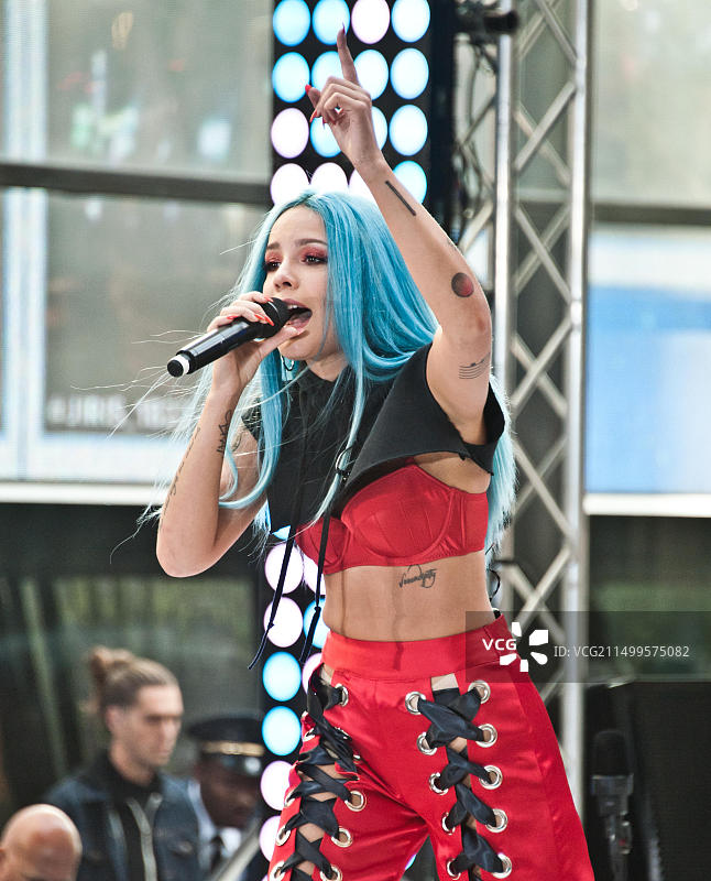 2017年6月9日，美国纽约，Halsey在洛克菲勒广场参加NBC“今日”演唱会系列图片素材