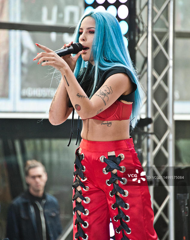 2017年6月9日，美国纽约，Halsey在洛克菲勒广场参加NBC“今日”演唱会系列图片素材
