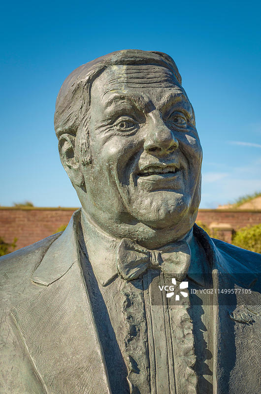 莱瑟姆圣安妮镇的英国喜剧演员莱斯·道森雕像图片素材