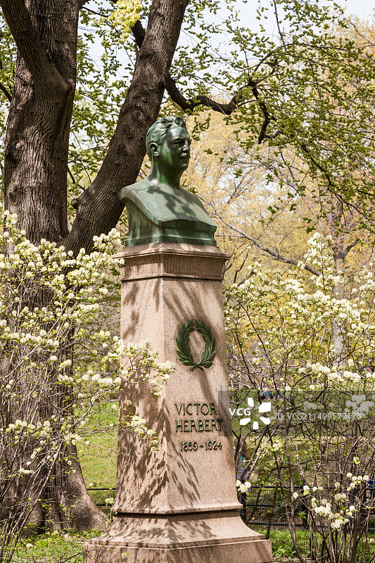 纽约中央公园的维克多·赫伯特雕像图片素材