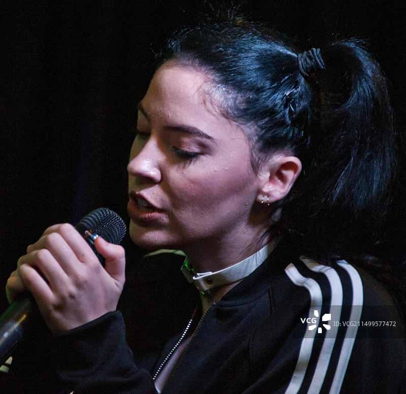 美国宾夕法尼亚州巴拉辛韦德英国创作型女歌手Bishop Briggs到访电台图片素材