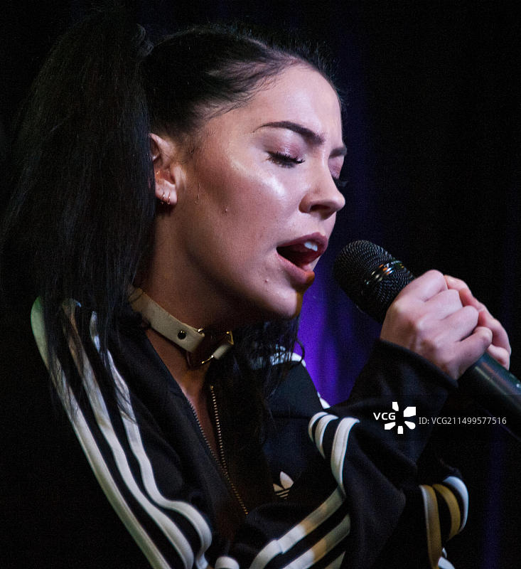 美国宾夕法尼亚州巴拉辛韦德英国创作型女歌手Bishop Briggs到访电台图片素材