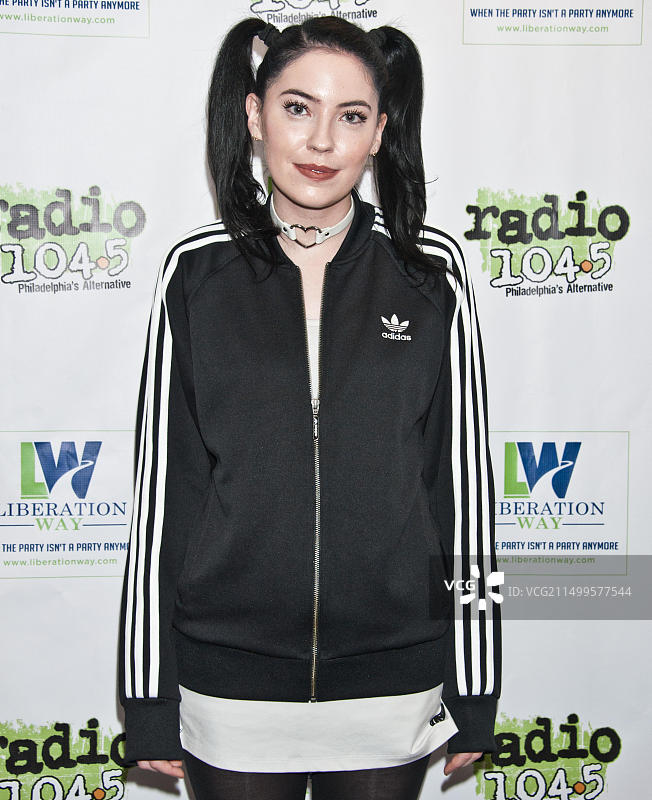 美国宾夕法尼亚州巴拉辛韦德英国创作型女歌手Bishop Briggs到访电台图片素材