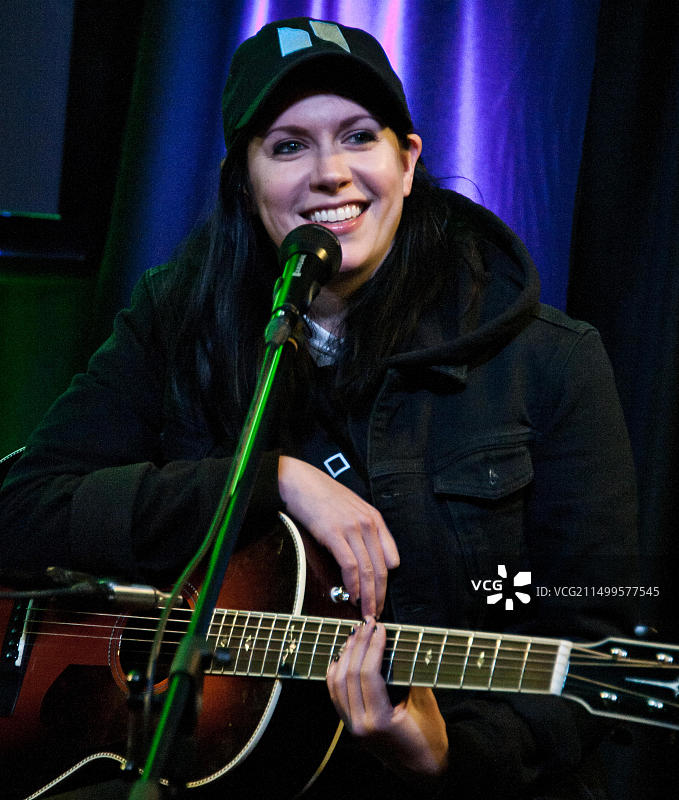 美国宾夕法尼亚州巴拉辛韦德：美国歌手K.Flay访问电台104.5的表演剧院图片素材