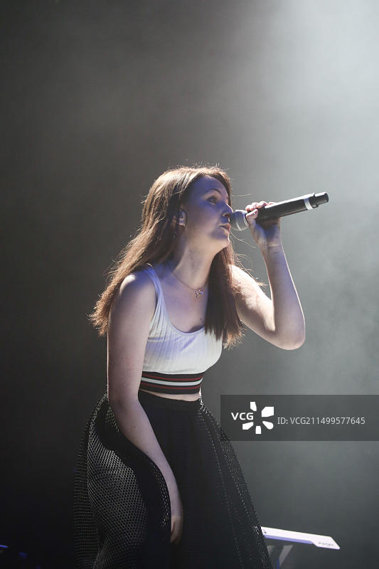 艾玛·布莱克里在SSE温布利体育馆的舞台上现场表演，为Busted的Pigs Can Fly巡演首演之夜助阵图片素材