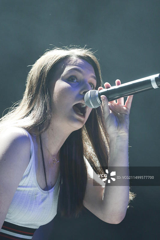 艾玛·布莱克里在SSE温布利体育馆的舞台上现场表演，为Busted的Pigs Can Fly巡演首演之夜助阵图片素材