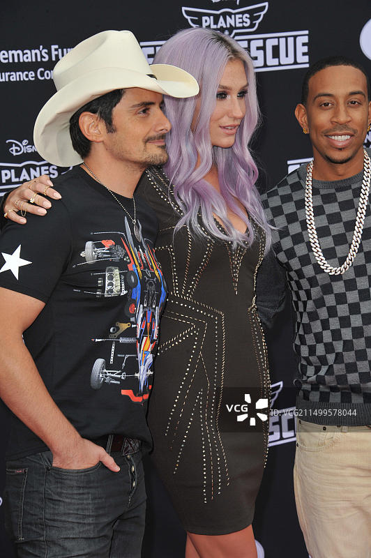 2014年，布拉德·佩斯利、凯莎和克里斯·“卢达克里斯”·布里吉斯在迪士尼《飞机总动员：火线救援》全球首映礼上图片素材