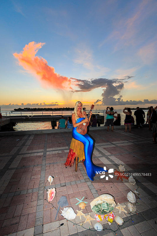 基韦斯特马洛里广场的欢乐日落夜景，美人鱼在弹吉他图片素材