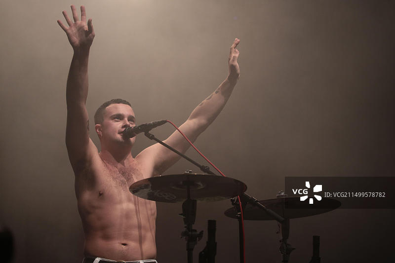 奴隶乐队的艾萨克·霍尔曼在伦敦论坛向爆满的观众现场表演图片素材