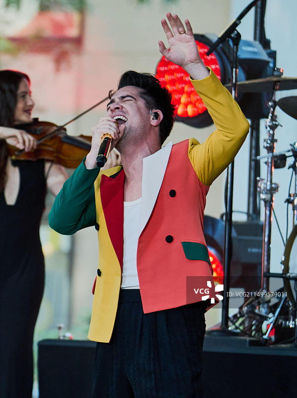 2022年8月19日，美国纽约洛克菲勒广场：Panic! at the Disco在NBC《今日秀》演唱会上表演。图片素材