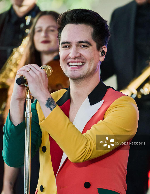 2022年8月19日，美国纽约洛克菲勒广场：Panic! at the Disco在NBC《今日秀》演唱会上表演。图片素材