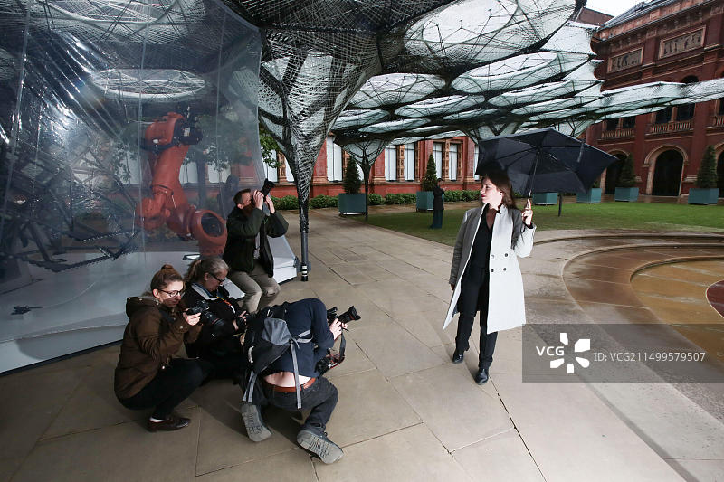 V&A博物馆推出机器人建造的全新花园装置艺术作品——Elytra Filament Pavilion图片素材