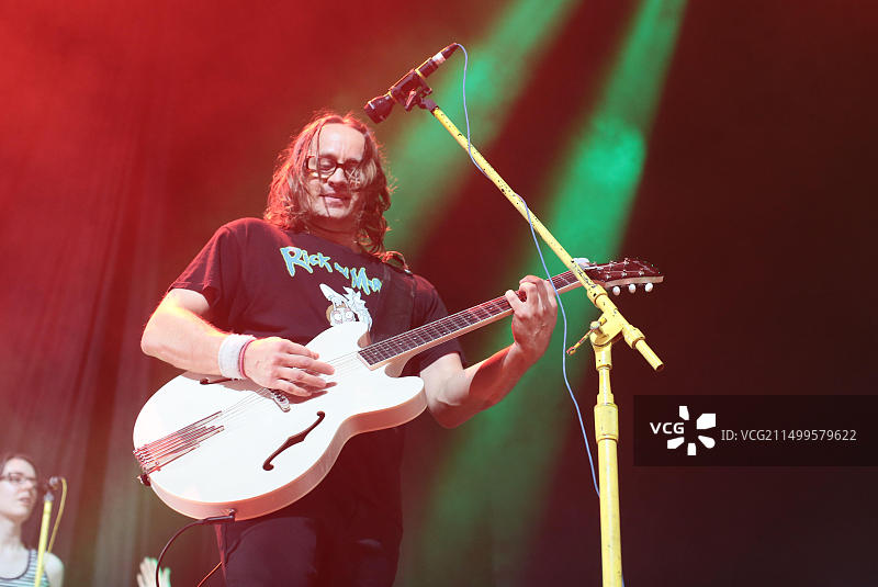 Wheatus乐队的布伦丹·B·布朗在SSE温布利体育馆的舞台上现场表演，为Busted乐队的Pigs Can Fly巡演第一晚助阵图片素材