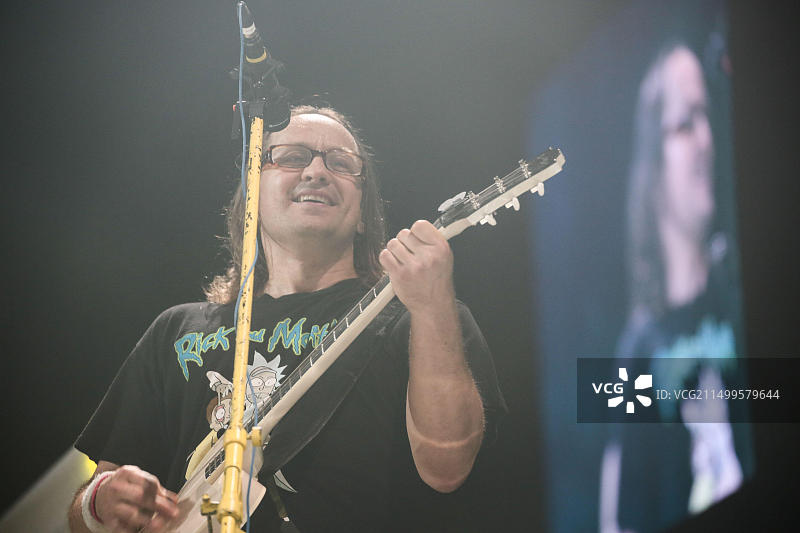 Wheatus乐队的布伦丹·B·布朗在SSE温布利体育馆的舞台上现场表演，为Busted乐队的Pigs Can Fly巡演第一晚助阵图片素材