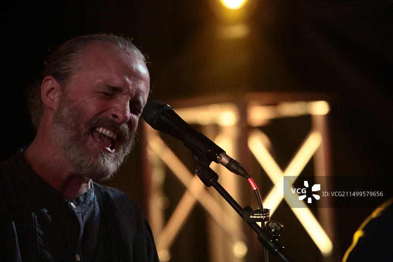 特拉维斯乐队的弗兰·希利在伦敦硬石咖啡馆的舞台上表演图片素材