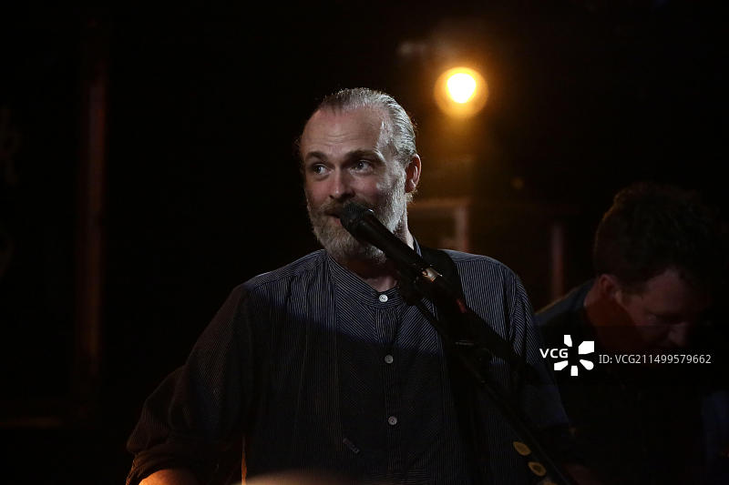 特拉维斯乐队的弗兰·希利在伦敦硬石咖啡馆的舞台上表演图片素材