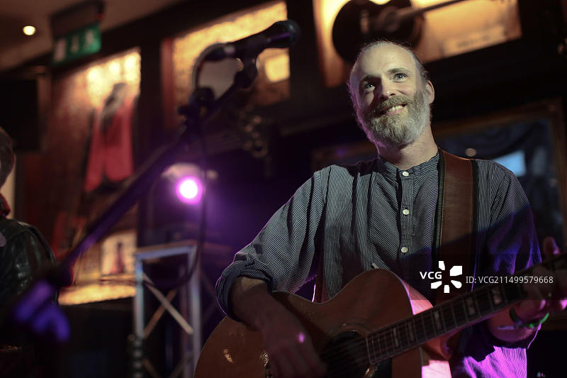 特拉维斯乐队的弗兰·希利在伦敦硬石咖啡馆的舞台上表演图片素材