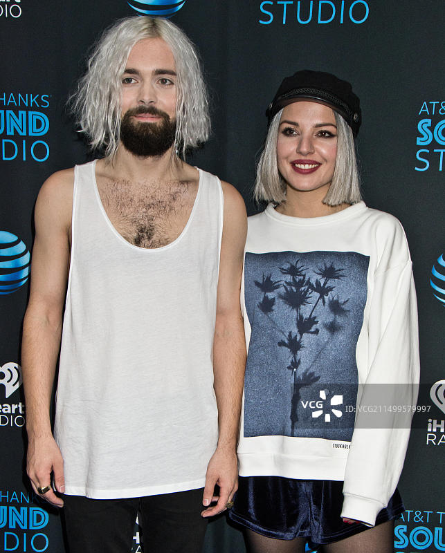 美国宾夕法尼亚州巴拉辛韦德。2018年9月21日，瑞典裔美国独立流行二人组弗洛拉·卡什访问104.5广播电台表演剧院。图片素材