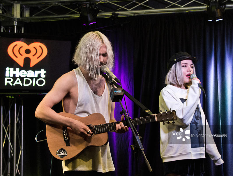 美国宾夕法尼亚州巴拉辛韦德。2018年9月21日，瑞典裔美国独立流行二人组弗洛拉·卡什访问104.5广播电台表演剧院。图片素材