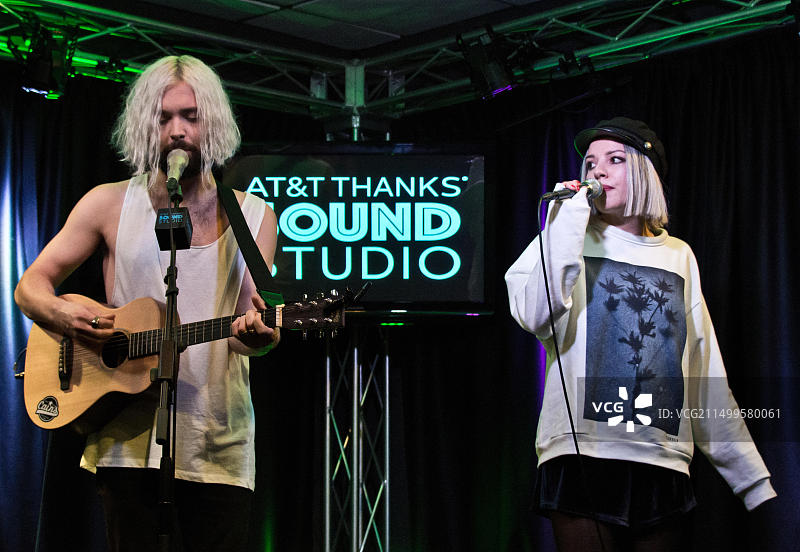 美国宾夕法尼亚州巴拉辛韦德。2018年9月21日，瑞典裔美国独立流行二人组弗洛拉·卡什访问104.5广播电台表演剧院。图片素材