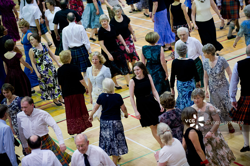 苏格兰传统乡村舞蹈表演，数百名舞者图片素材