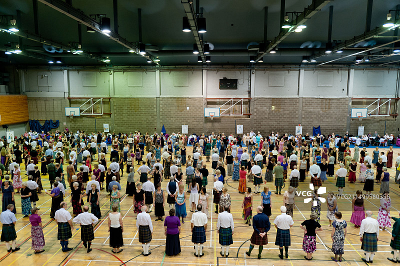 苏格兰传统乡村舞蹈表演，数百名舞者图片素材