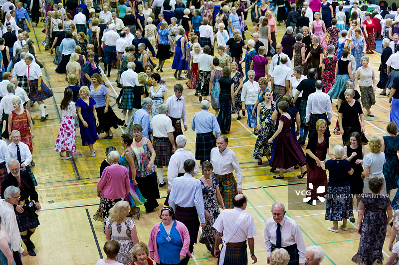 苏格兰传统乡村舞蹈表演，数百名舞者图片素材