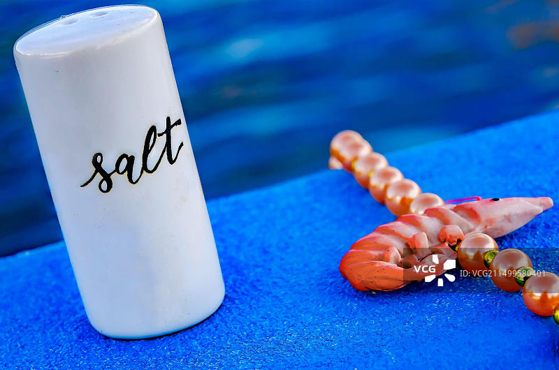 巴菲特桥上吉米·巴菲特粉丝留下的撒盐瓶和粉色甲壳类项链，2023年9月2日，密西西比州帕斯卡古拉图片素材