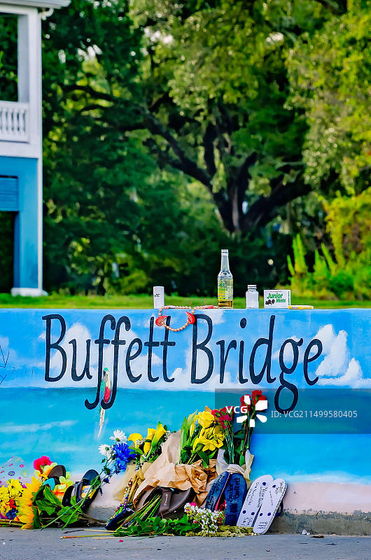 2023年9月2日，巴菲特桥上，吉米·巴菲特粉丝留下的盐瓶和其他物品，地点：密西西比州帕斯卡古拉图片素材