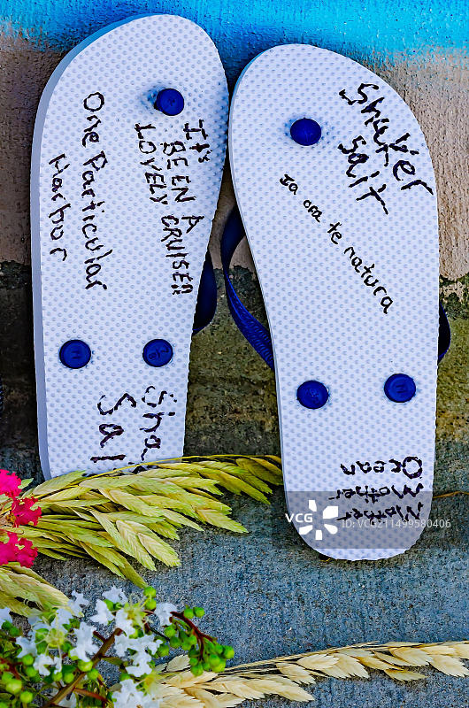 2023年9月2日，密西西比州帕斯卡古拉，巴菲特桥上，吉米·巴菲特的粉丝留下的人字拖和鲜花图片素材