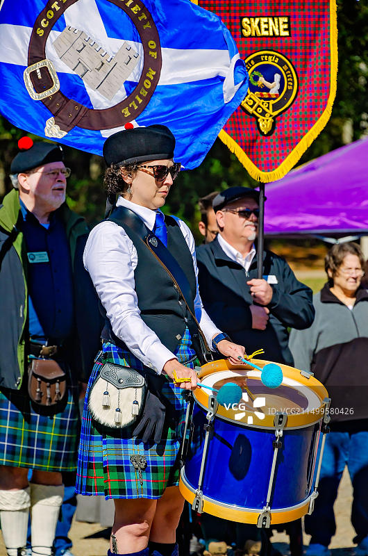 在凯尔特音乐节和苏格兰高地运动会上用风笛乐队表演的鼓手图片素材
